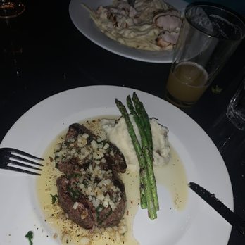 Simon's - Steak DeBurgo Chicken Fettuccine Alfredo - Italian Near Me - Des Moines, Iowa