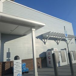 7-Eleven - Ice and parking