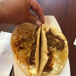 Uno de chicharrón prensado y uno de tinga de res!! Se ven brutos!!!!! No son pequeños para nada. De muy buen tamaño. Uno de chicharrón prensado y uno de tinga de res!! Se ven brutos!!!!! No son pequeños para nada. De muy buen tamaño.