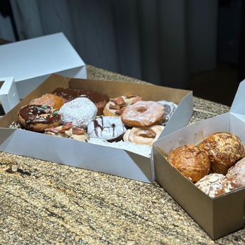 DeEtta's Bakery - A little bit of this and a little bit of that - Bakeries Near Me - Naperville, Illinois