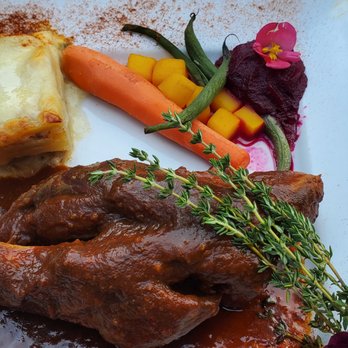 Le Cinquième Élément - Le Coupe-Jarret: Jarret d'agneau sauce provençale, pommes de terre au vieux cheddar et bouquet de légumes. - French Near Me - Compton, Quebec