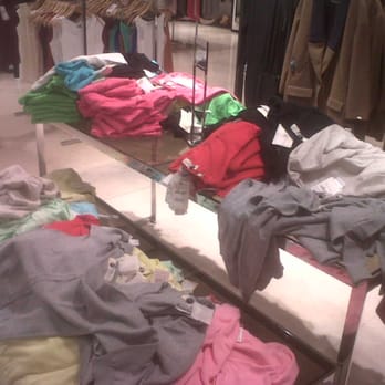 Zara - En época de liquidaciones reinan las montañas de ropa revuelta. - Women's Clothing Near Me - Buenos Aires, C