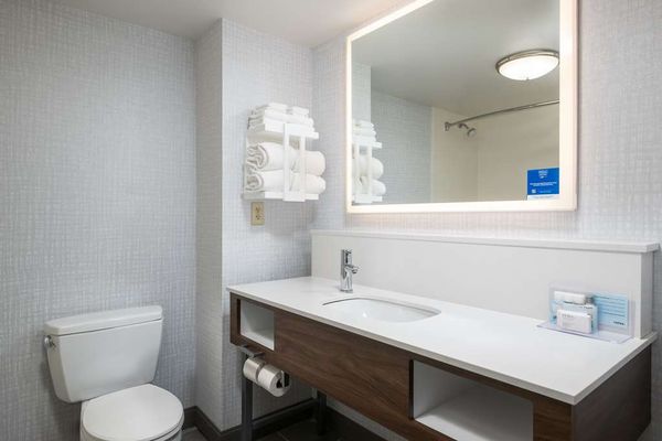Hampton Inn & Suites Cape Cod-West Yarmouth by null