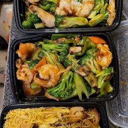 China Wok Chinese Restaurant - Chicken and Broccoli,  Hunan Shrimp, Singapore Mei Fun