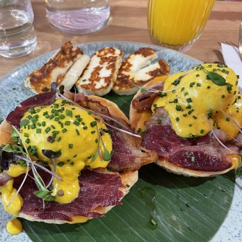 Bon Bouquet Café - Eggs Benedict with bacon and halloumi - Breakfast & Brunch Near Me - Paris, 01 Bon Bouquet Café - Eggs Benedict with bacon and halloumi - Breakfast & Brunch Near Me - Paris, 01