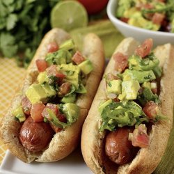 Delicias Mexicanas - Guacamole-dog, Fresh and authentic guacamole, in the hot dog, accompanied by French fries, grilled onions and jalapeño!