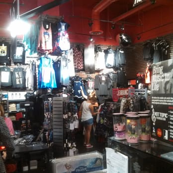Hot Topic - Accessories Near Me - Thousand Oaks, California