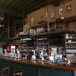 Biercafé 't Locomotiefke - De bar met de stoomlocomotief boven de bar