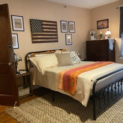 Ms. Maggies South Country Inn - Jasmine Room