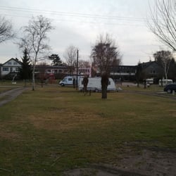 Berger - Links im Hintergrund Hotel, rechts Waschhaus