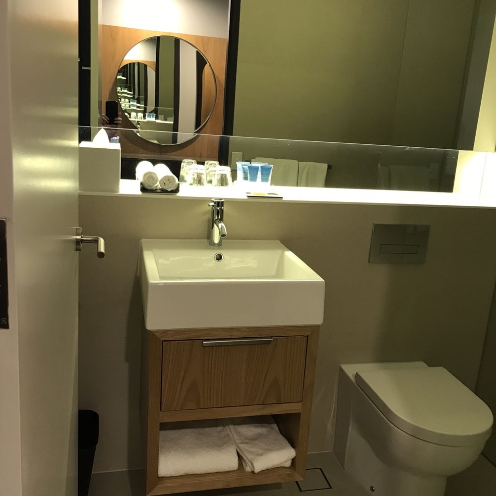 Four Points by Sheraton Sydney, Central Park - Bathroom is a bit small but still very manageable - Hotels Near Me - Sydney, NSW