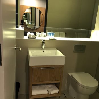 Four Points by Sheraton Sydney, Central Park - Bathroom is a bit small but still very manageable - Hotels Near Me - Sydney, NSW