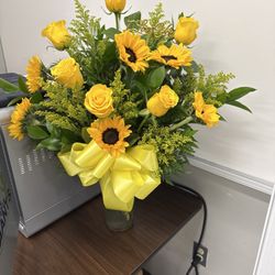 Black Orchid Florist - Sunflowers and yellow roses.
