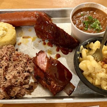 Davis NW - Sausage Hot Link, Mac N' Cheese, Ribs, NW Loaded Beans, Corn Muffin, Smoked Pulled Pork Plate - Barbeque Near Me - Eugene, Oregon