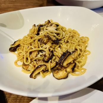 Yard House - Shiitake Garlic Noodles - New American Near Me - Northridge, California