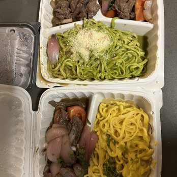 Rosty - Tallarin verde y tallarin a la huancaina con lomito - Peruvian Near Me - Los Angeles, California Rosty - Tallarin verde y tallarin a la huancaina con lomito - Peruvian Near Me - Los Angeles, California