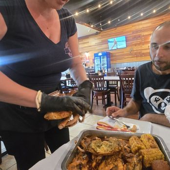Cracking Crab - Shelby and the entire team are so kind and so good at what they do!!!! - Cajun/Creole Near Me - Montrose, California