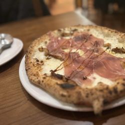 Spacca Napoli - Prosciutto and fig pizza