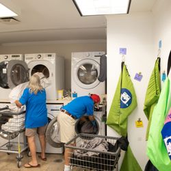 Extraordinary Laundry Service - Employees washing laundry