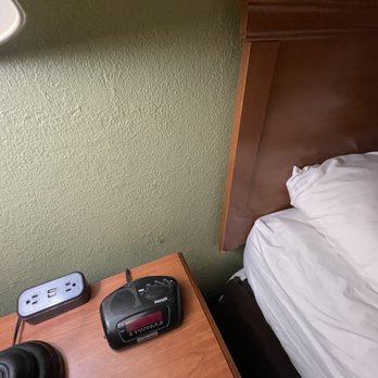 Comfort Inn - Dirty walls - Hotels Near Me - Pine Grove, Pennsylvania
