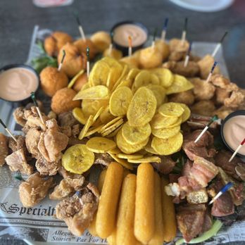 Pa’l 22 - Surtido de Pollo, Surullos, Plátanustres, Bolitas de Queso, Carne Frita, y Mayo Ketchup - Cocktail Bars Near Me - Añasco, Puerto Rico