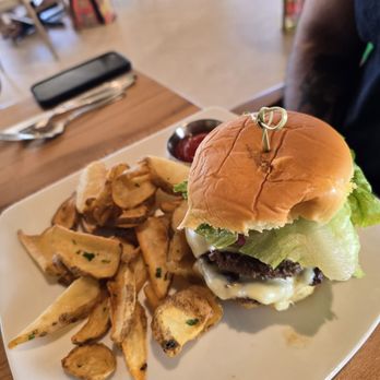 The Pier House - Smash burger - American Near Me - Cape May, New Jersey