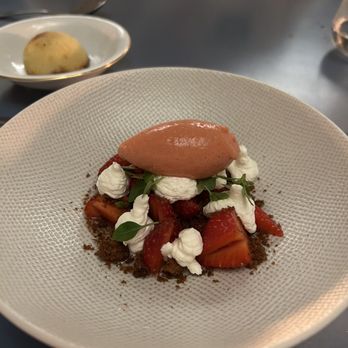 Polissons - Strawberry salad - French Near Me - Paris, 75 Polissons - Strawberry salad - French Near Me - Paris, 75