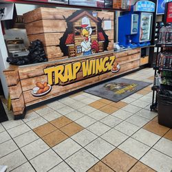 Trap Wingz ATL - Interior