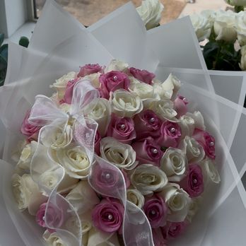 Your Romance Concierge - 25 Pink/White Rose Bouquet - Party & Event Planning Near Me Your Romance Concierge - 25 Pink/White Rose Bouquet - Party & Event Planning Near Me