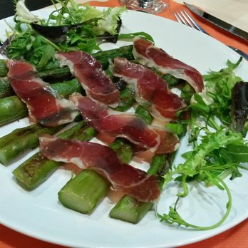 Al Foc - Espárragos a la brasa con ibérico. - Brasseries Near Me - Sabadell, B