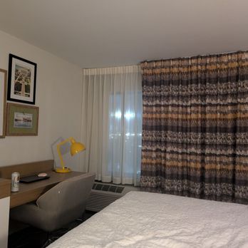Hampton Inn Cedar Rapids - Room with parking lot light blinding into room at night. - Hotels Near Me - Cedar Rapids, Iowa