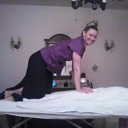 Kizzy's Yoga & Massagehuis - Traditionele Thaise massage op massagetafel