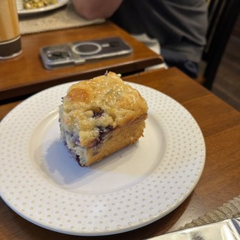 Stoneledge Inn - Yummy lemon/raspberry bread - Bed & Breakfast Near Me - Brooklyn, Connecticut