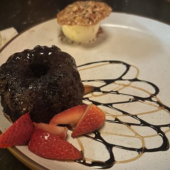 Earls Kitchen + Bar - Sticky toffee dessert - Cocktail Bars Near Me - Honolulu, Hawaii