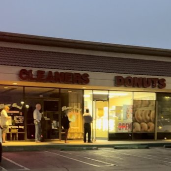 Upland Donuts - Waiting in line in early am - Donuts Near Me - Upland, California Upland Donuts - Waiting in line in early am - Donuts Near Me - Upland, California