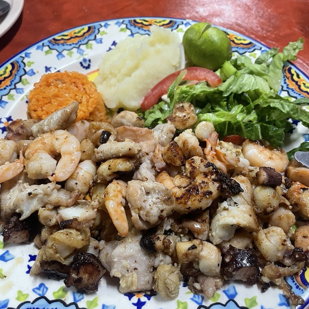 El Pescador - Mariscada a la plancha con ajo. - Mexican Near Me - San Lucas, CHP El Pescador - Mariscada a la plancha con ajo. - Mexican Near Me - San Lucas, CHP