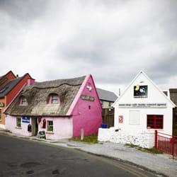 Doolin Hostel - Overlooking Fisher Street in Doolin, 100 meters to O'Connors Pub