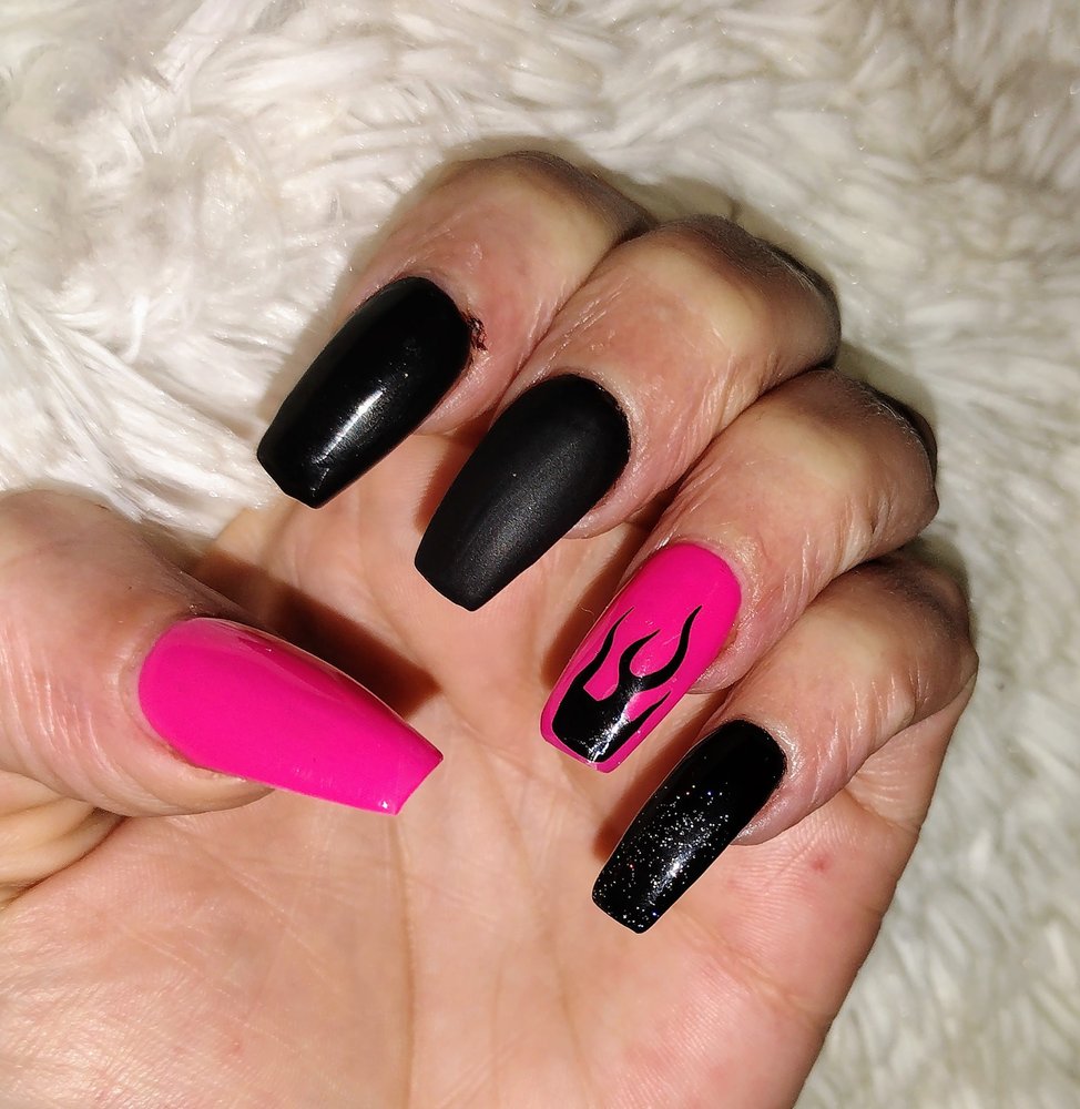 Tulip Nails Hermitage Logo