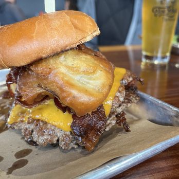 Two Dogs Taphouse - Bbq bacon burger - Burgers Near Me - McMinnville, Oregon