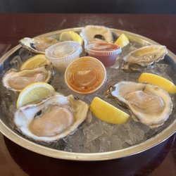 Pier 81 Boiling Seafood & Bar - Half dozen raw gulf oysters.