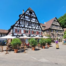 Klosterkatz - Im Sommer sitzt es sich schön vor dem Lokal.