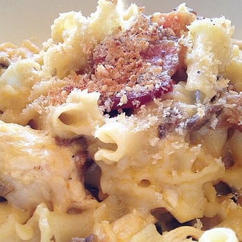 Yard House - Truffle Mac and Cheese with bacon chicken and mushrooms - Bars Near Me - Glenview, Illinois Yard House - Truffle Mac and Cheese with bacon chicken and mushrooms - Bars Near Me - Glenview, Illinois
