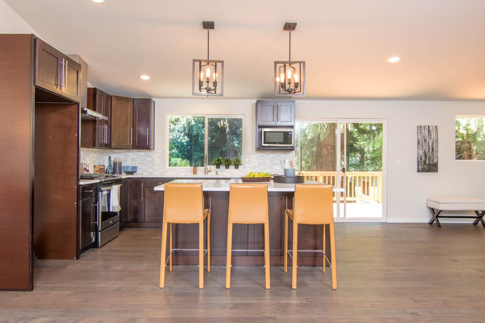 Slide of Estafette Services