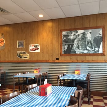 Dickey's Barbecue Pit - Dining room - Barbeque Near Me - Kenosha, Wisconsin