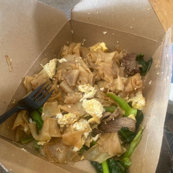 Manaow - Nasty unseasoned pad see ew. Wouldn't feed this to my worse enemy - Thai Near Me - Long Beach, California Manaow - Nasty unseasoned pad see ew. Wouldn't feed this to my worse enemy - Thai Near Me - Long Beach, California