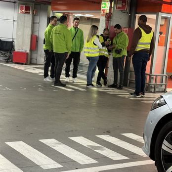 Sixt - Lazy workers helping no one and in no hurry to help those waiting. - Car Rental Near Me - Lisbon, 11