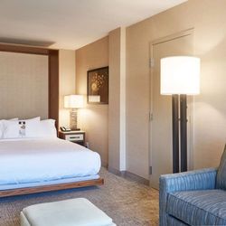 DoubleTree by Hilton Hotel Fresno Convention Center - Guest room