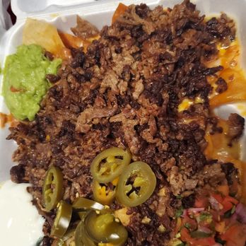 Taqueria Mexicano Grill - Fijata beef nachos.  Thos dark pieces are old hard beef from last week i guess.  Nothing could worth eating. - Seafood Near Me - Red Oak, Texas