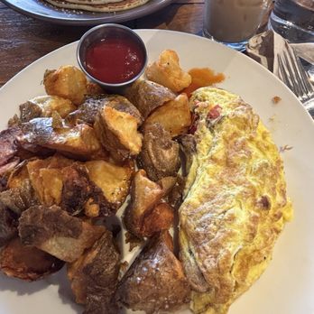 Barnes & Noble Kitchen - Vegetable Omelette that came with super crispy potatoes - New American Near Me - Folsom, California