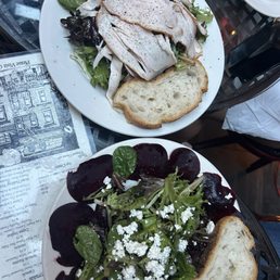 Mesclun Con Pollo Affumicato Salad, Barbabietole con Caprino e Mesclun Salad